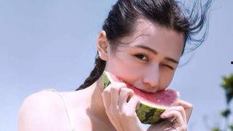 女人吃瓜吃到自己头上,女人吃瓜误入“自食其果”的尴尬境地